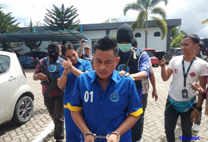 Dua tersangka (tangan terborgol) diamankan setelah diduga menjadi pengedar sabu. Foto: Musdar/Telisik