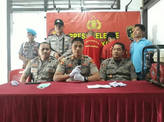 Polsek Ranomeeto, menunjukkan 2 Pelaku pencurian. (yang menggunakan baju tahanan). Foto: Istimewa