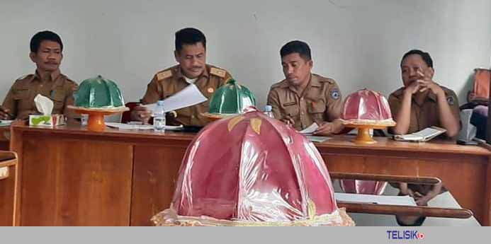 Kepala BKPSDM, Sukarman Loke bersama Kabid Mutasi, Budiman Syawal hadir di RDP Komisi I. Foto : Naryo/Telisik