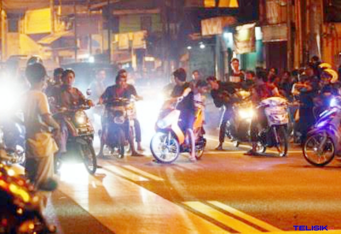 Aktifitas anak-anak motor pada malam hari. Foto: Repro potretri007.com.