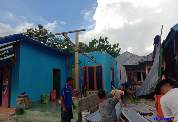 Warga mulai membenahi  rumahnya pasca dihantam angin puting beliung. Foto: Muh. Surya Putra/Telisik