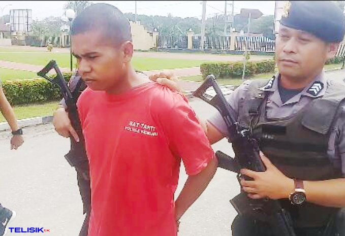 Polisi menahan polisi gadungan LE. Foto: Istimewa