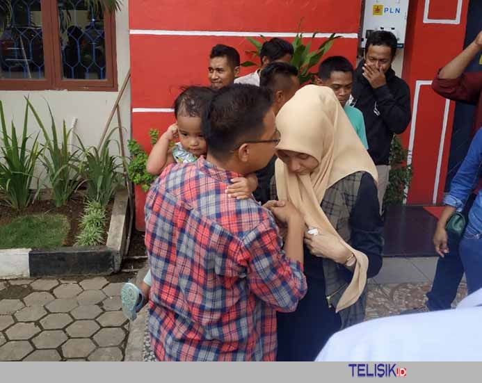 Suasana di luar lapas pasca pembebasan mantan ketua KPU Buton Selatan (Busel), La Ode Masrizal Mas'ud. Terlihat, istri dan anak Rizal menyambanginya. Terlihat pula para kerabat dan keluarga. Foto: Deni Djohan/Telisik