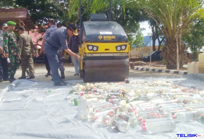 Ratusan Botol Miras dihancurkan, dimapolres Bombana pada 19 Desember 2019. Foto: Hir/Telisik