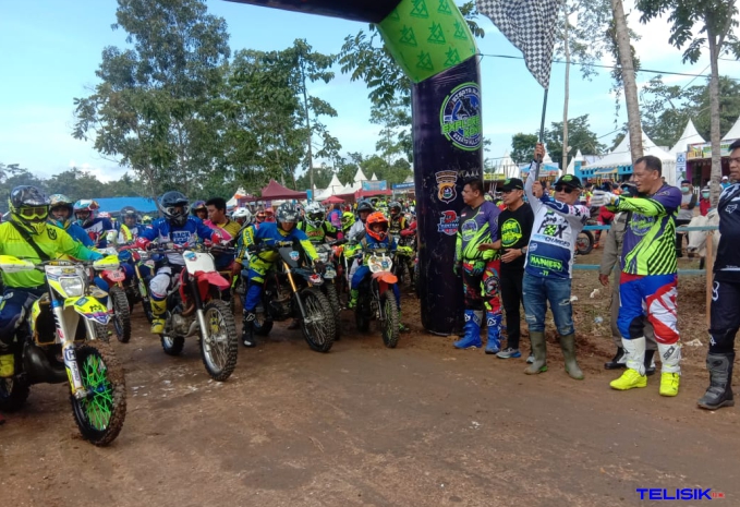 Bupati Konawe Kery Saiful Konggoasa saat melepas ribuan crosser. Foto: Musdar/Telisik