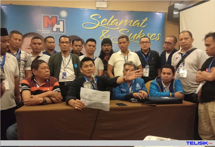 Ketua DPW PAN Sulbar/Koordinator Lapangan Pemenangan Mulfachri-Hanafi, Muhammad Asri Anas. (Memegang kertas) Foto: Musdar/Telisik
