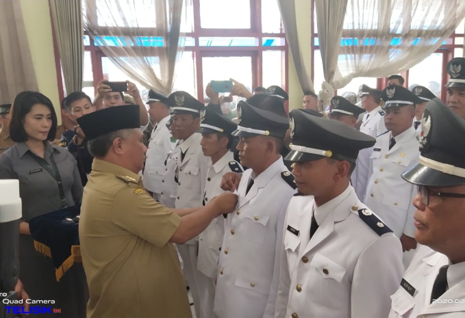 Bupati Konawe Kery Saiful Konggoasa melantik ratusan kepala desa di Konawe. Foto: Istimewa