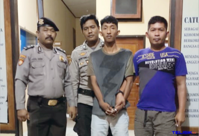 Pelaku, EK (21) (kedua dari kanan) bersama personil kepolisian Sektor Rumbia. Foto: Istimewa