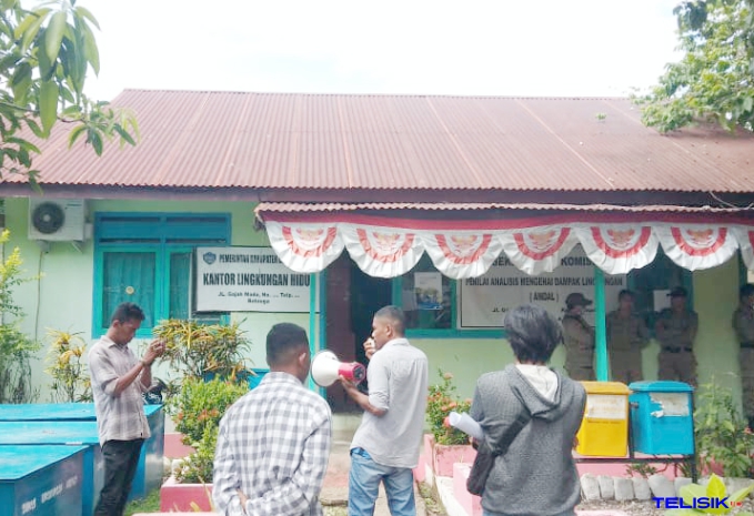 MPR Kepton  berunjukrasa di depan Kantor Dinas Lingkungan Hidup Buton Selatan. Foto: Istimewa
