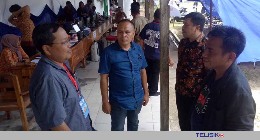 Wakil Ketua Komisi I, Zahrir Baitul saat memantau pelaksanaan seleksi CASN. Foto : Naryo/Telisik