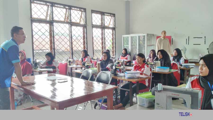 Para peserta pelatihan tengah mendengarkan penjelasan Instruktur. Foto: Ibnu Sina/Telisik