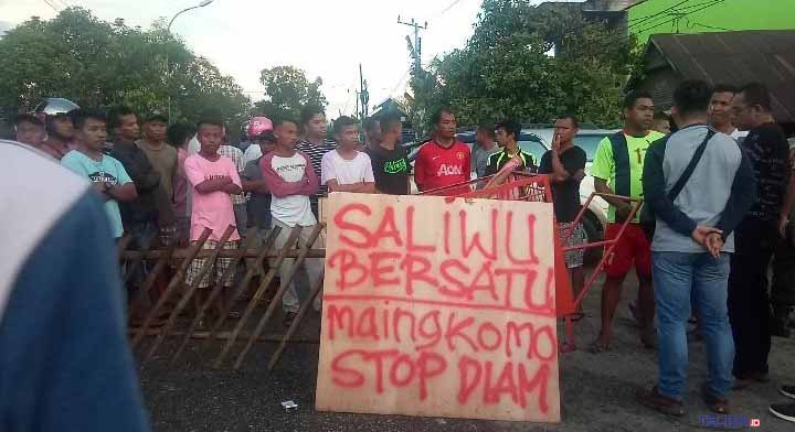 Suasana masa memblokade Jalan Gajah Mada. Foto: Ridwan Amsyah/Telisik