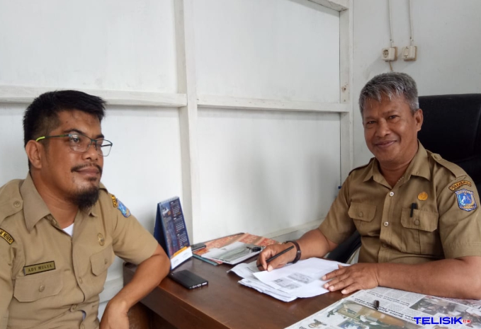 Sekretaris Dinas Perumahan dan Pemukiman, Sahiruddin Gande bersama Kabid Perumaha, Ady Mulya. Foto : Naryo/Telisik