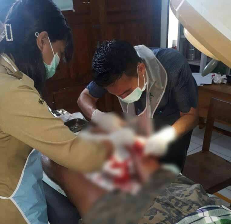 Petugas kesehatan Puskesmas Poleang Utara merawat korban gigitan Buaya. Foto: Istimewa