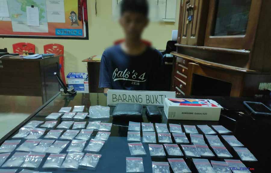 Tersangka AJP beserta barang bukti yang diamankan. Foto: Mutarfin/Telisik