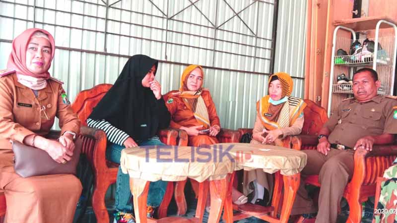 Fitri ditemani petugas kesehatan dan aparat kecamatan setelah tiba di Bombana. Foto: Hir/Telisik