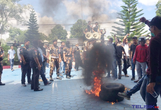 Massa pengunjuk rasa yang menolak TKA China di kantor Imigrasi Kendari, nyaris adu jotos dengan pihak kepolisian. Foto: Dul/Telisik