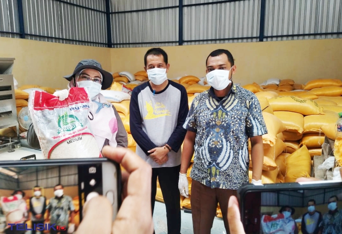 Wakil Bupati Wakatobi Ilmiati Daut, saat lakukan sidak di gudang Bulog Kabupaten Wakatobi. Foto: Juno/Telisik