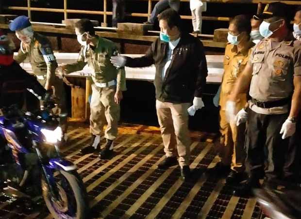  Bupati Muna, LM Rusman Emba didampingi Pj Sekda, Muh Djudul bersama OPD menunggu kedatangan kapal fery di Tampo. Foto : Istimewa