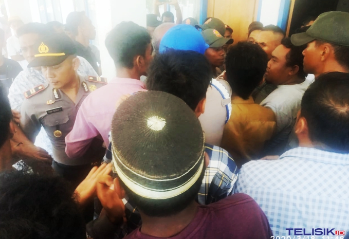 Aksi unjuk rasa di Busel berlangsung ricuh. Pasalnya, massa dihalau saat hendak memasuki gedung Lemaindo. Foto: Deni Djohan/Telisik