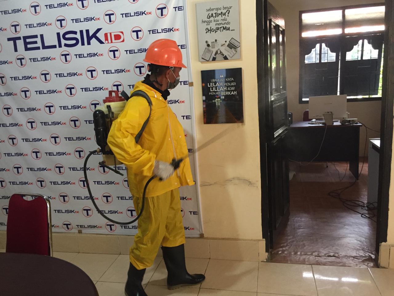 Petugas dari PT. Askrindo melakukan penyemprotan disinfektan di kantor Telisik.id. Foto: Ist
