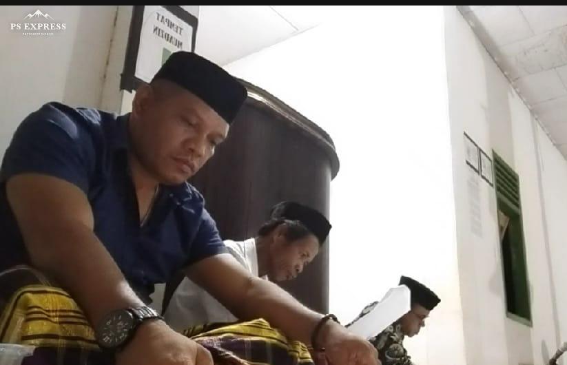 Camat Kontukowuna, La Inpres bersama warga menggelar dzikir. Foto: Naryo/Telisik