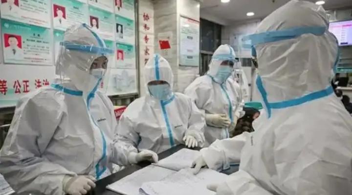 Penanganan pasien positif COVID-19, yang tentu saja beresiko penularan kepada tenaga medis. Foto: Repro Times Indonesia