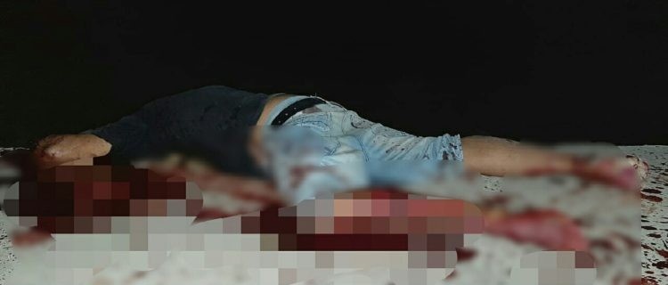 Korban Pinus tergelatak tak bernyawa setelah ditebas oleh rekannya, Asrabu. Foto/Istimewa