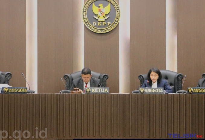 Suasana sidang pembacaan putusan pemberhentian tetap anggota KPU RI. Foto: Humas DKPP