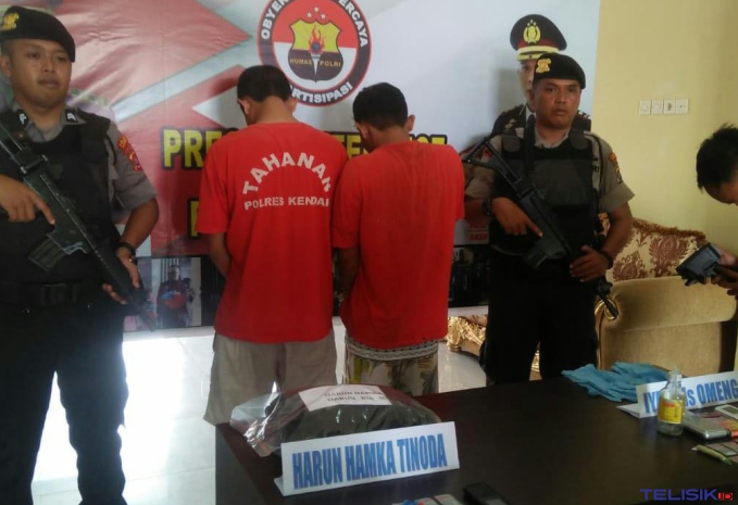 Dua kurir sabu ditangkap Polres Kendari. Foto: Mutarfin/Telisik