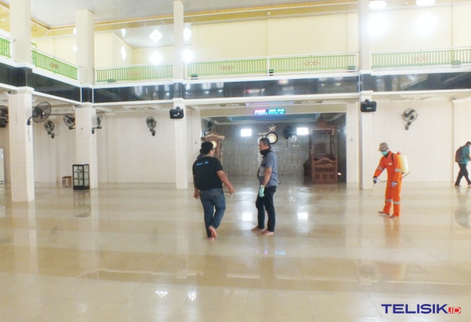 Proses penyemprotan di salah satu masjid di Kota Kendari  Foto: Istimewa
