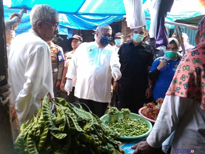 Gubernur Sultra, Ali Mazi saat berkunjung ke pasar korem. Foto: Muhammad Israjab/Telisik