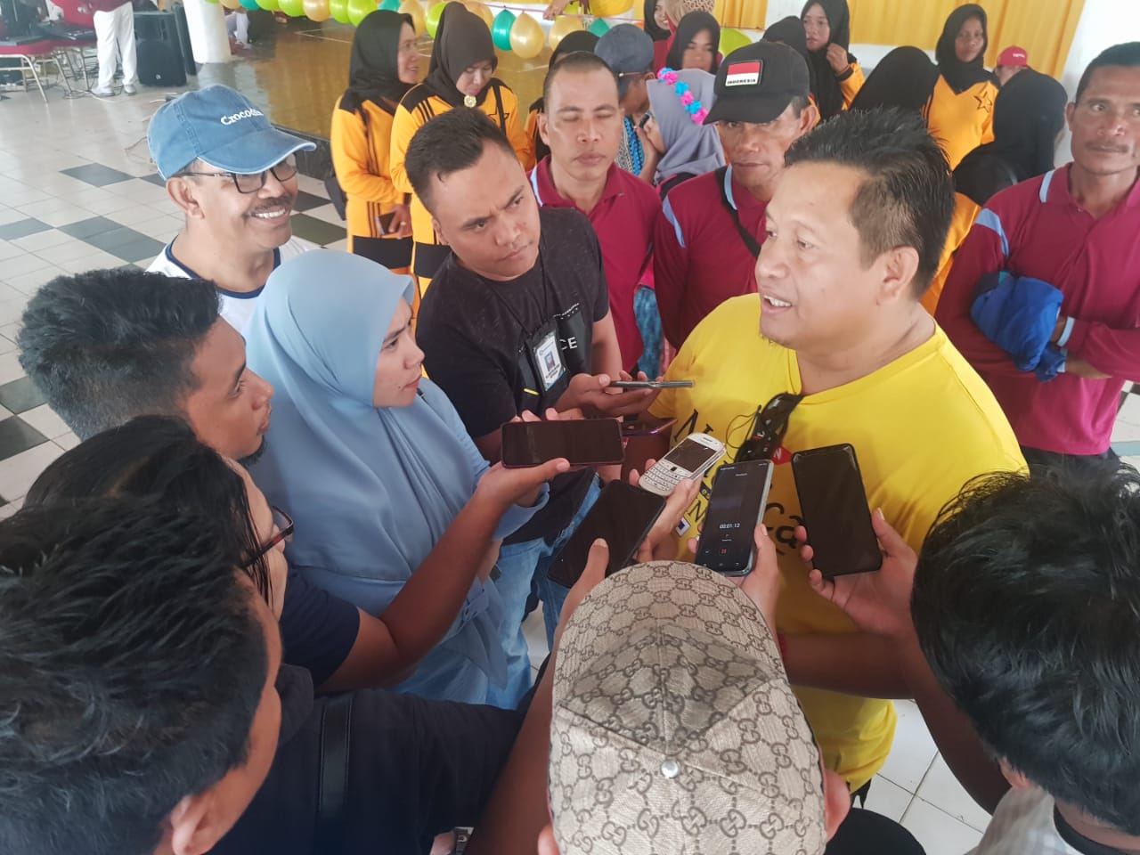 LM Rusman Emba saat diwawancarai beberapa pewarta. Foto: Naryo/Telisik