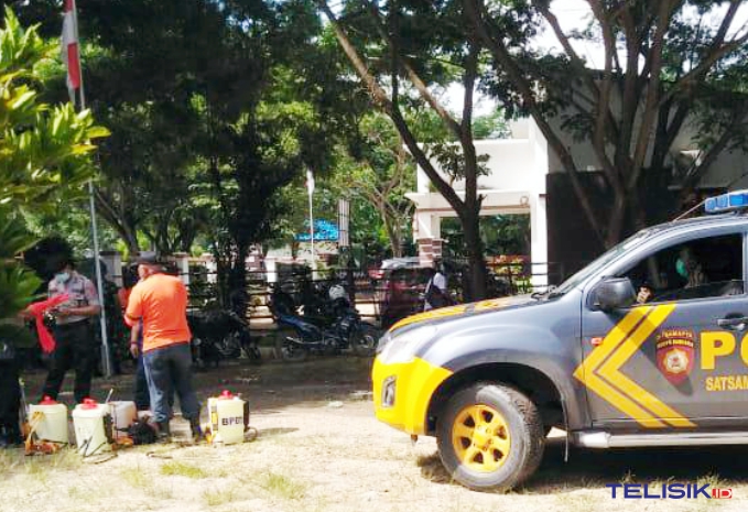 Persiapan Penyemprotan Tempat Umum oleh petugas medis di dampingi Polisi dan TNI. Foto: Hir/Telisik