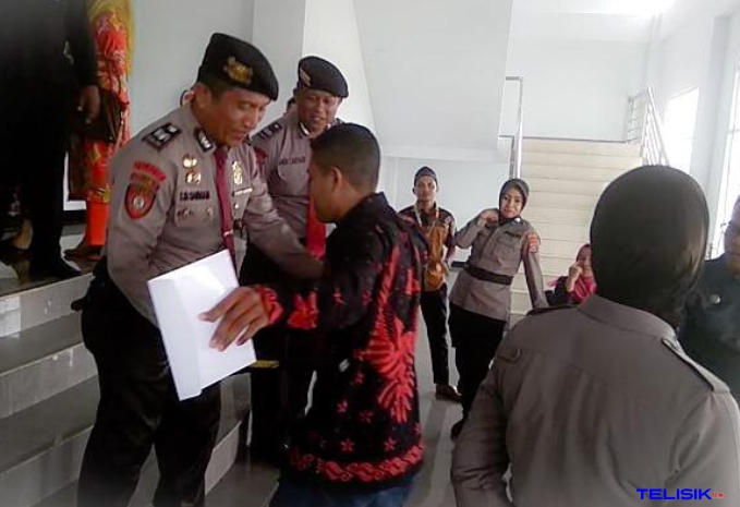 Pihak keamanan saat melakukan pengamanan. Foto: Muhammad Israjab/Telisik