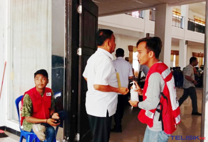 PMI Bombana sediakan pencuci tangan anti septik untuk para kepala desa yang memasuki ruang rapat. Foto: Hir/Telisik