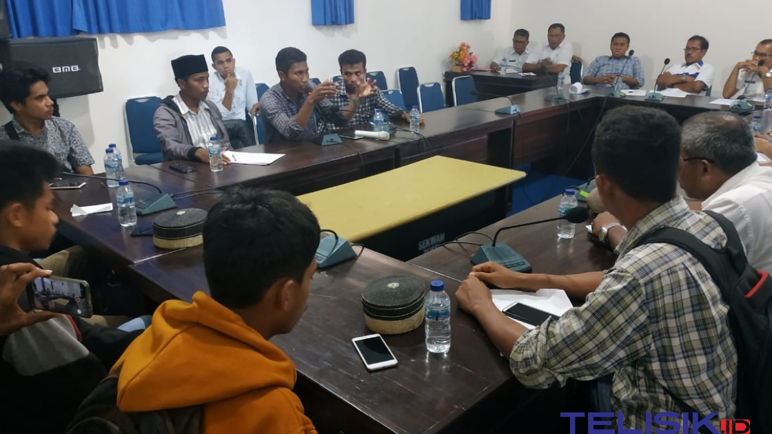 Suasana pertemuan para demonstran, OPD dan anggota DPRD Busel di ruang sidang Sekretariat DPRD Busel. Foto: Deni Djohan/ Telisik