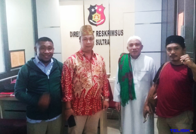 Khalid Usman (yang memakai peci coklat) Selaku Pelapor. Foto: Mutarfin/Telisik