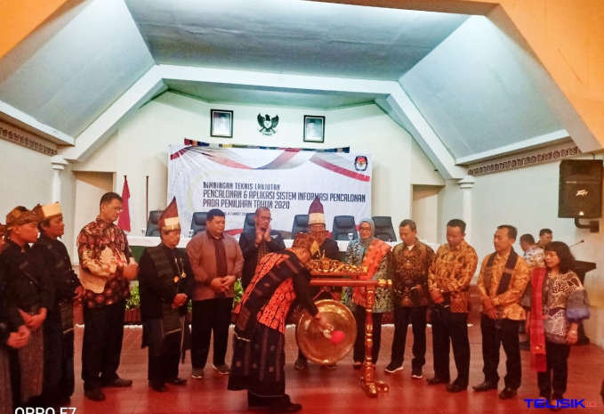 Ketua KPU RI Arief Budiman saat membuka Bimtek ditandai dengan pemukulan gong. Foto: Istimewa