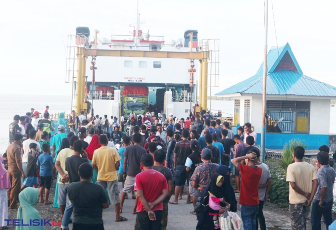 Situasi aktifitas penyeberangan di Pelabuhan Tobaku, Kecamatan Katoi, Kolaka Utara. Foto: Muh. Risal/Telisik