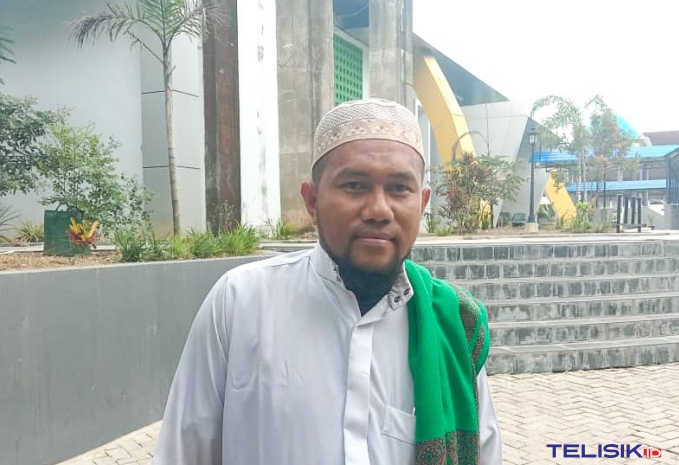 Imam Masjid DPRD Sultra, Ustad Yamin. Foto: Kardin/Telisik