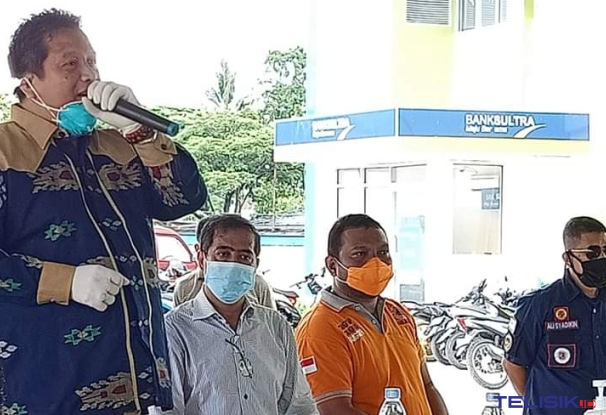 Bupati Muna, LM Rusman Emba memberikan pengarahan pada petugas medis. Foto : Naryo/Telisik