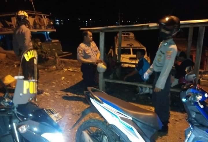 Aparat Polres Bombana membubarkan warga yang kedapatan nongkrong di atas jam 10 malam. Foto: Hir/Telisik