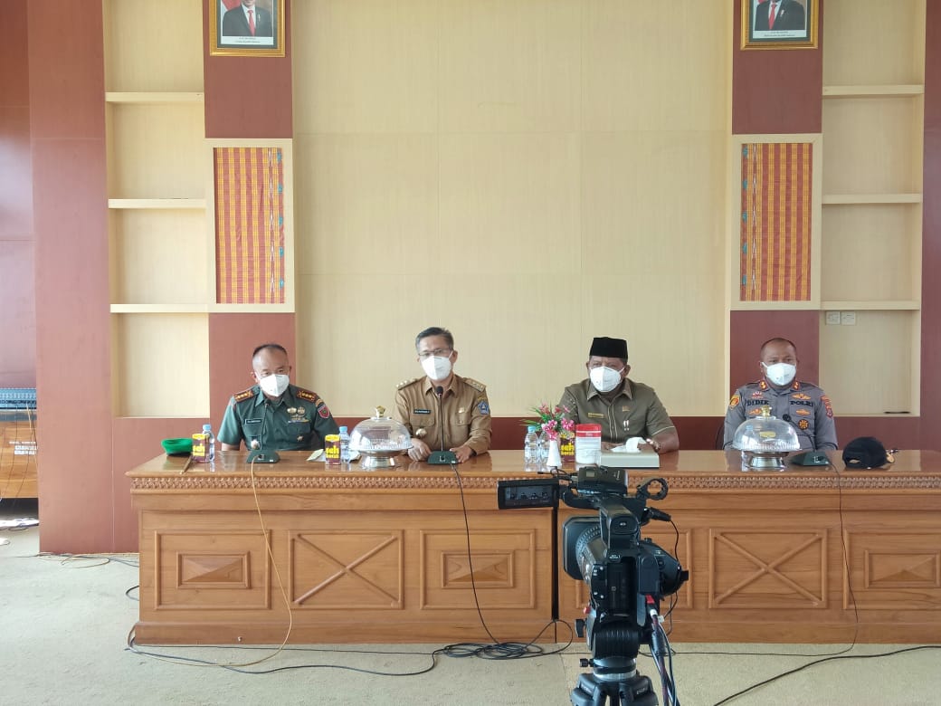Wali Kota Kendari, Sulkarnain Kadir (kedua dari kiri) didampingi Forkopimda Kota Kendari. Foto: Musdar/Telisik