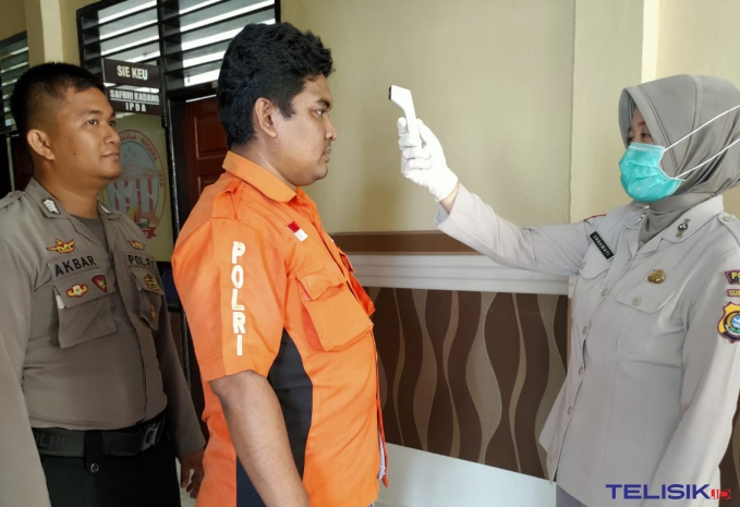 Tim Urkes Polres Kolaka saat melakukan pemeriksaan suhu tubuh kepada anggota. Foto: Yus/Telisik
