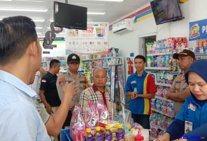 Suasana saat operasi gabungan memantau peredaran masker di salah satu indomaret. Foto: Hir/Telisik
