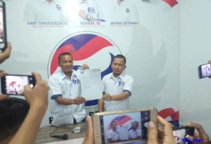 Ketua DPD Perindo Kendari, Nekwan (kiri) saat menunjukkan surat keputusan Perindo Kendari. Foto: Musdar/Telisik