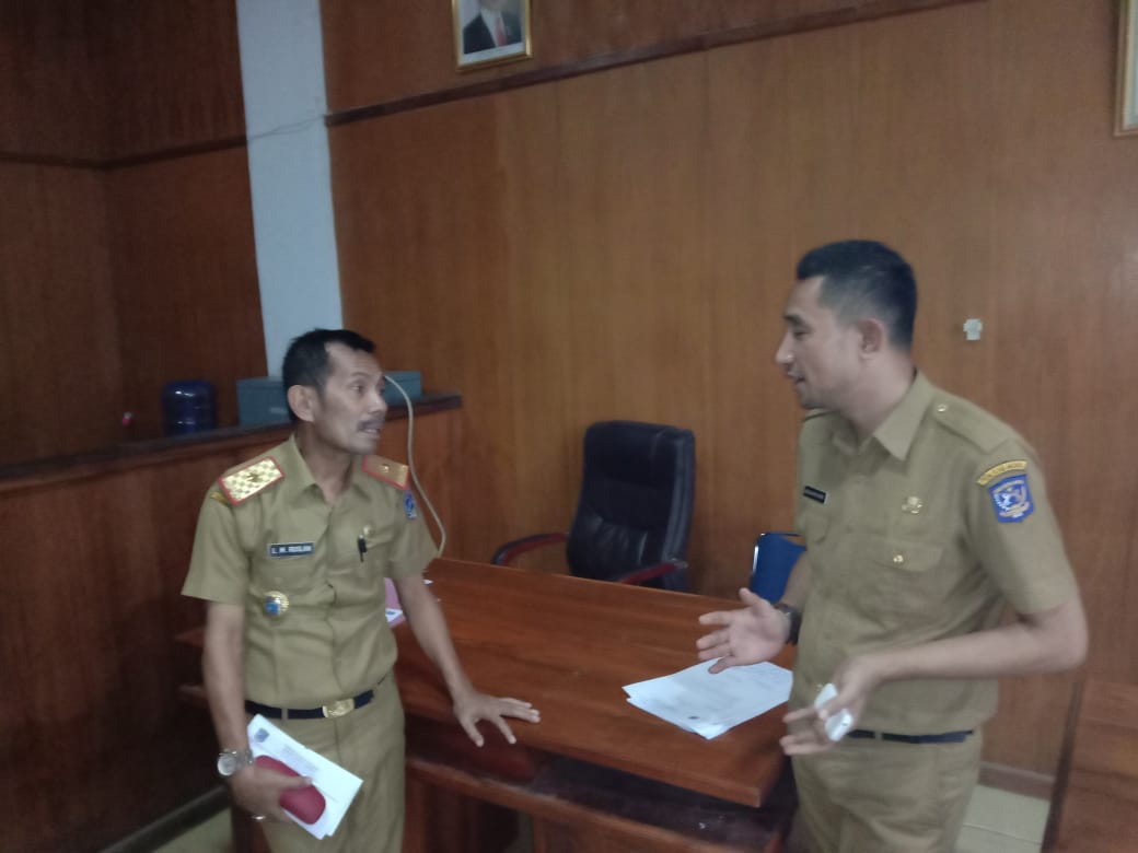 Asisten I Pemkab Muna, LM Rusman Ibu bersama Kabag Hukum, Kaldav A. Sihidi. Foto: Naryo/Telisik