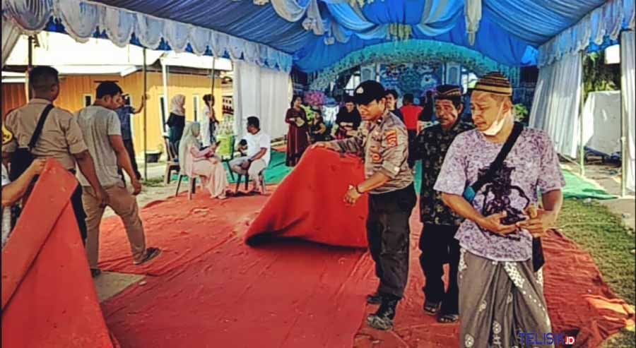 Suasana pembongkaran tenda pesta pernikahan oleh Polisi di Bombaea Kabupaten Bombana, Hir/Telisik