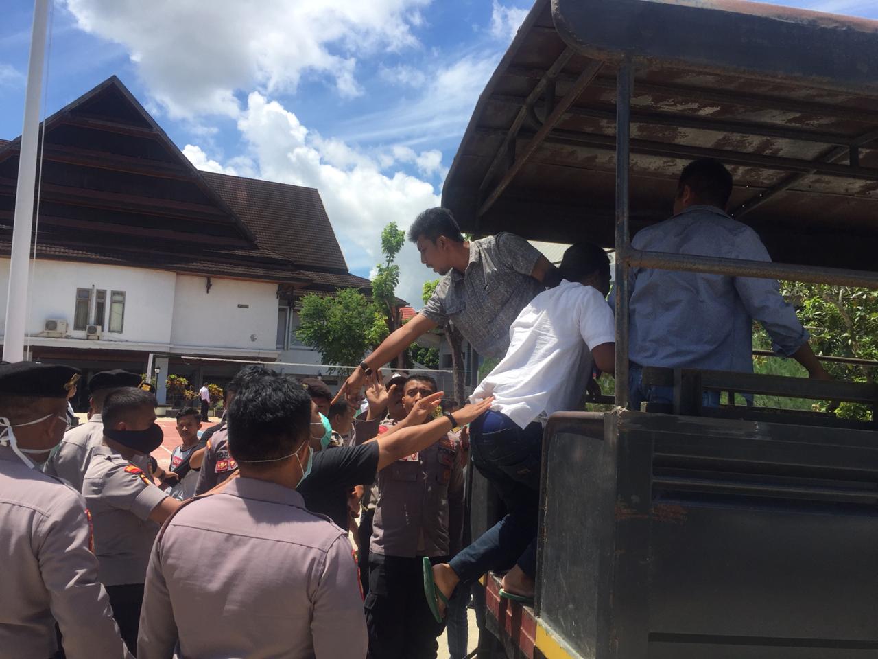 Pengunjukrasa yang diamankan pihak kepolisian. Foto: Dul/Telisik